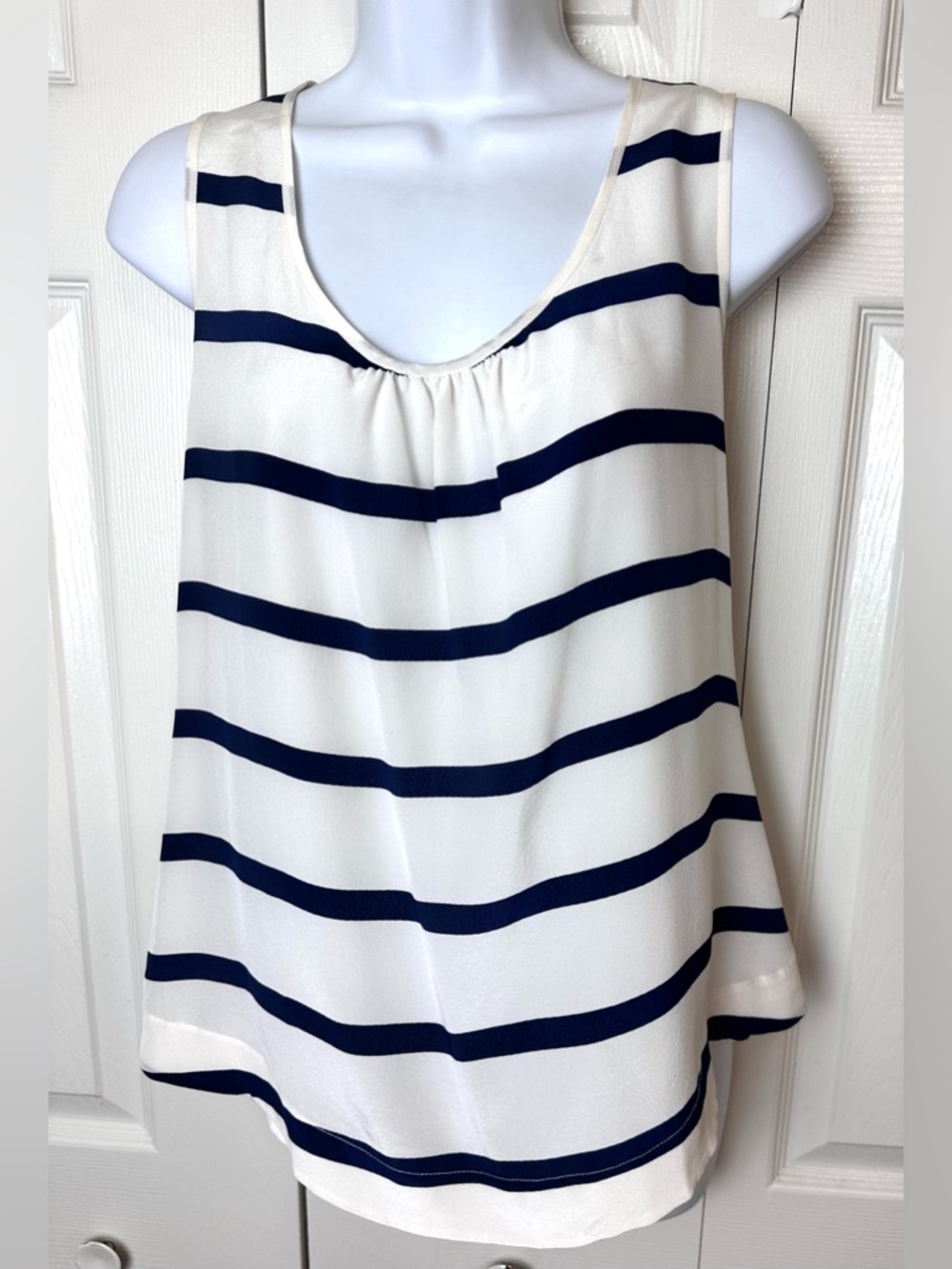 Like new ANNIE GRIFFIN 100% Silk Blouse Navy Blue White Striped Racerback Lined